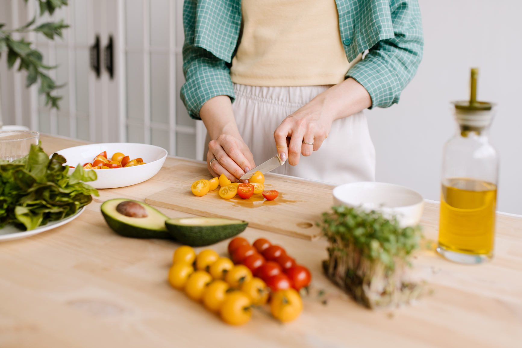 Primer plano de una mujer cocinando una comida cetogénica colorida para entrar en cetosis y mejorar su prognosis de enfermedad neurodegenerativa.